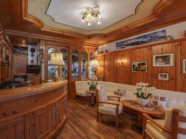 Hotel Garni La Montanara Мадонна-ді-Кампільйо Екстер'єр фото