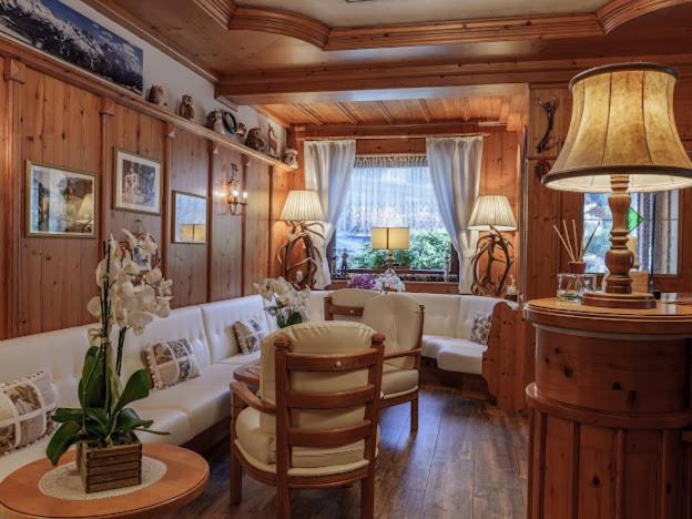 Hotel Garni La Montanara Мадонна-ді-Кампільйо Екстер'єр фото