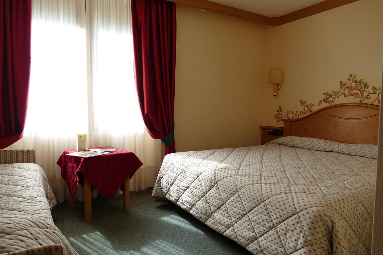 Hotel Garni La Montanara Мадонна-ді-Кампільйо Екстер'єр фото